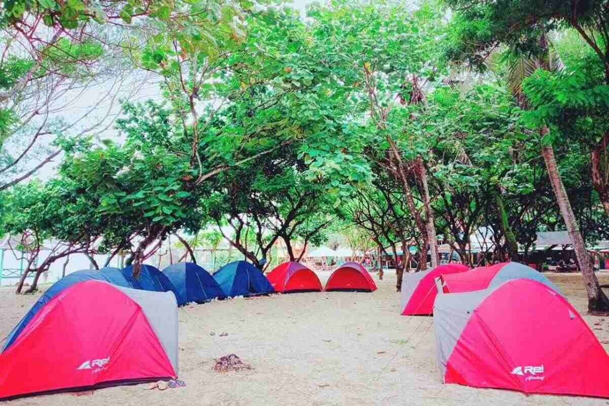 Camping di Pantai Sundak.jpg