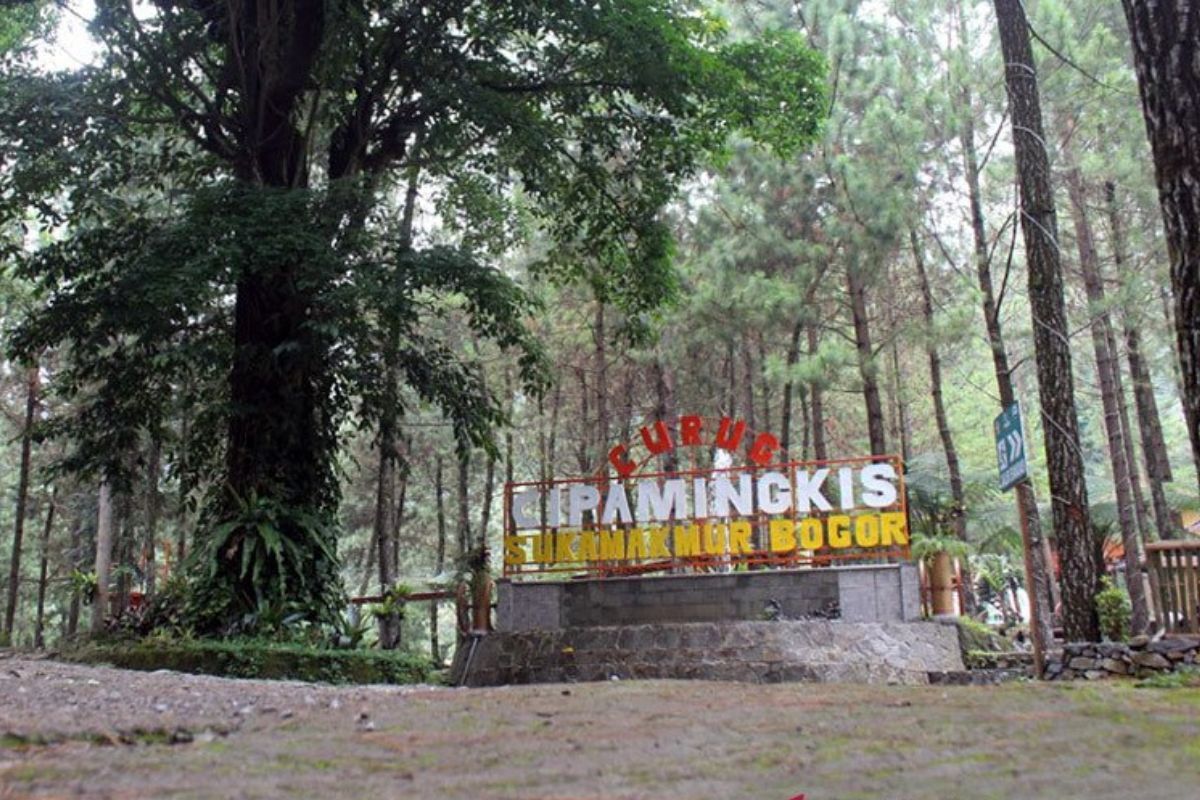 Curug Cipamingkis Bogor.jpg