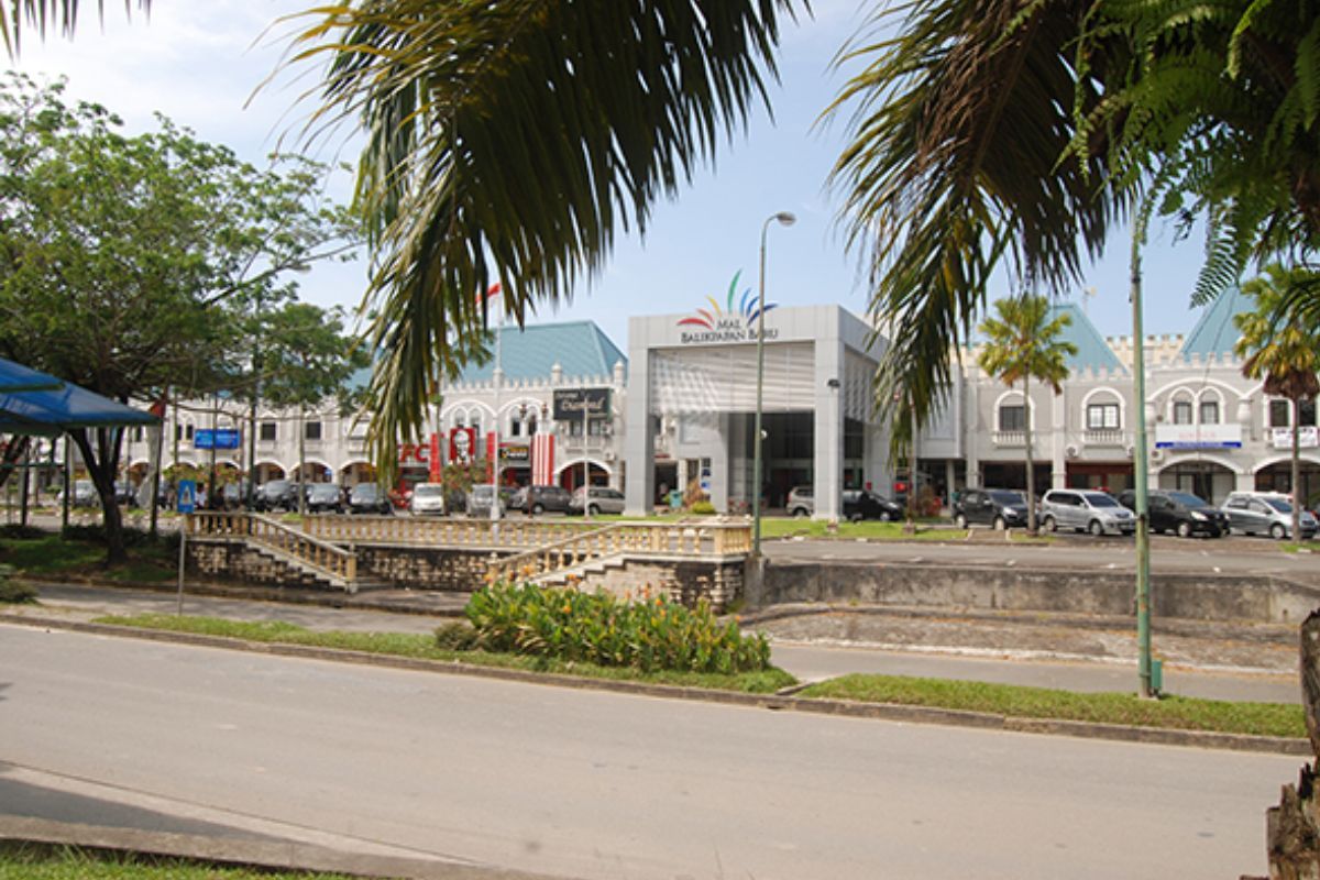 Deretan toko di Balikpapan Baru.jpg