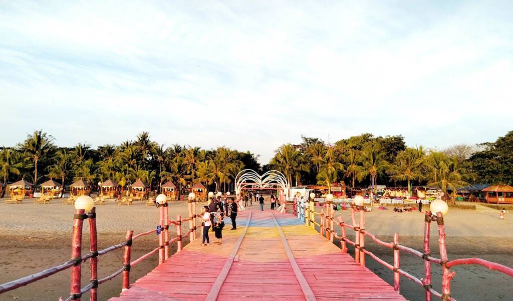 Dermaga di Pantai Akkarena.jpg