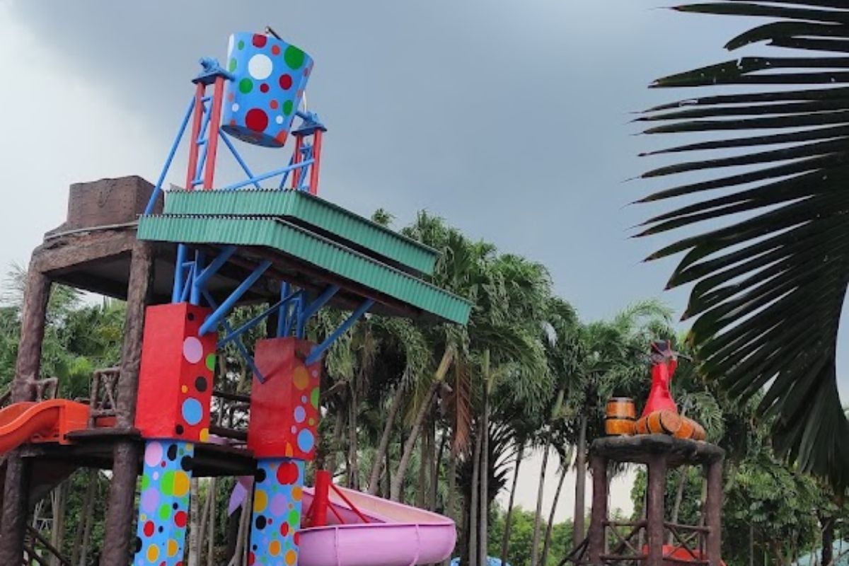 Ember tumpah Waterland Mojokerto.jpg