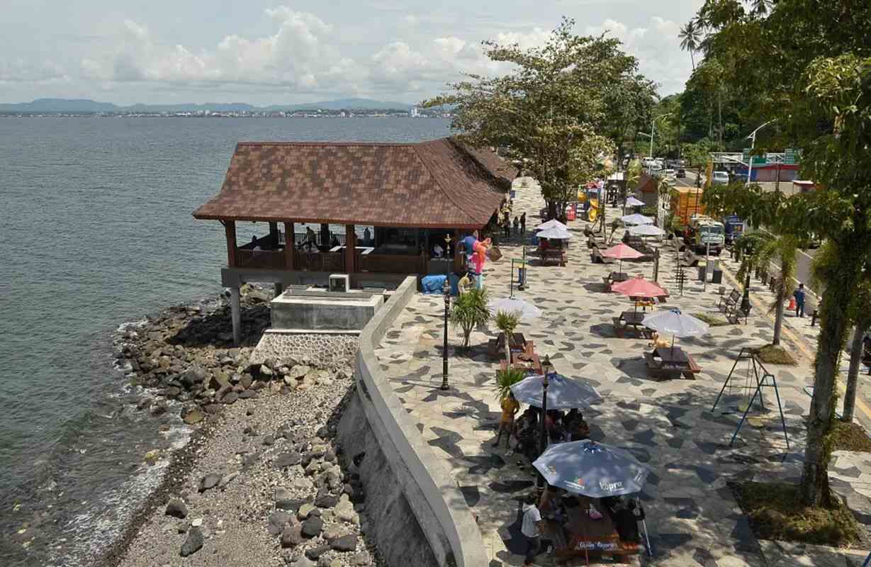 Fasilitas di Pantai Malalayang.jpg