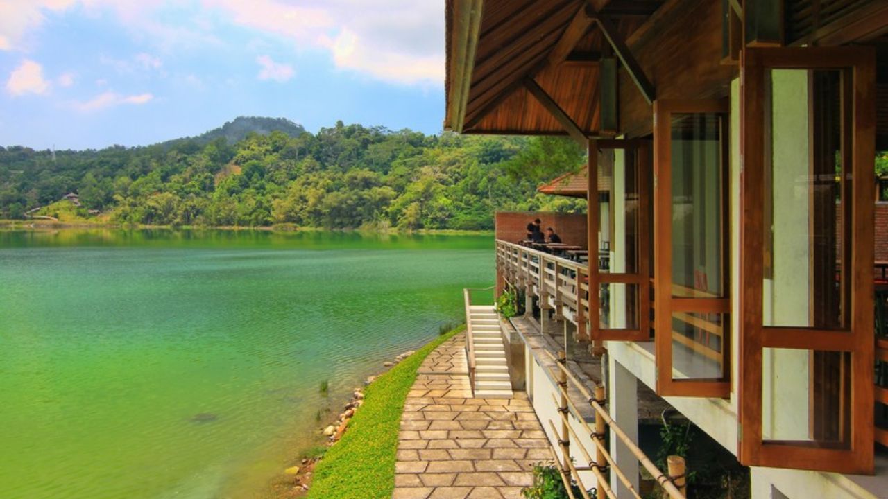 Fasilitas resort di Danau Linow Tomohon.jpg