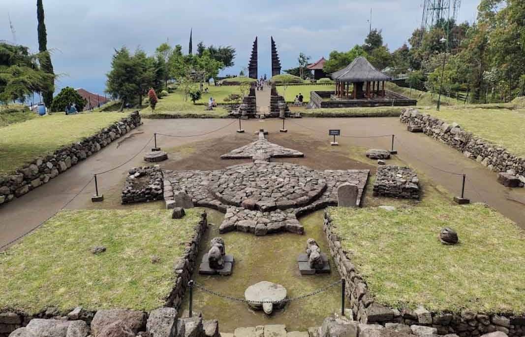 Filosofi Teras di Candi Cetho.jpg