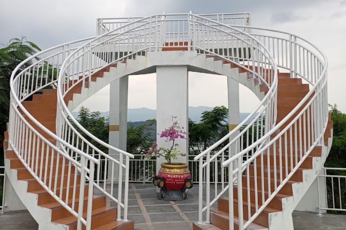 Gardu Pandang di Sidoguro.jpg