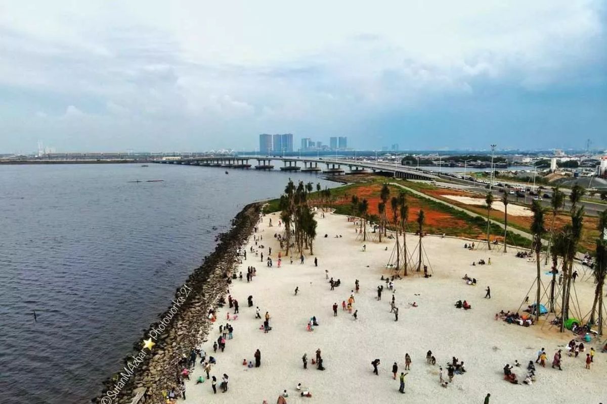 Garis pantai di PIK 2.jpg