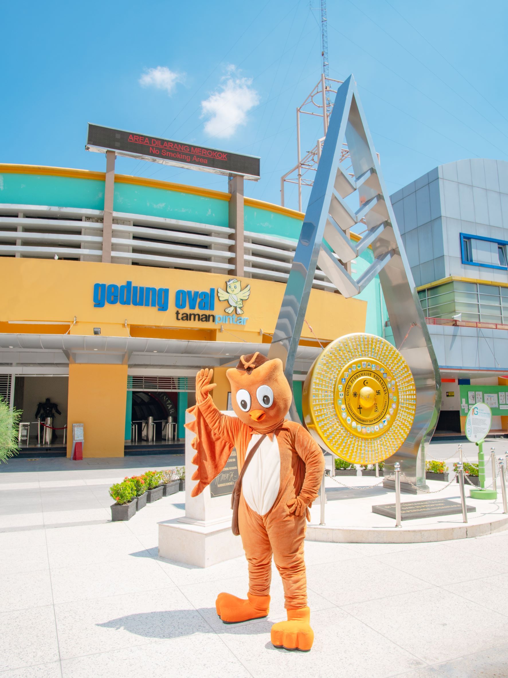 Gedung Oval di Taman Pintar Yogyakarta.jpg