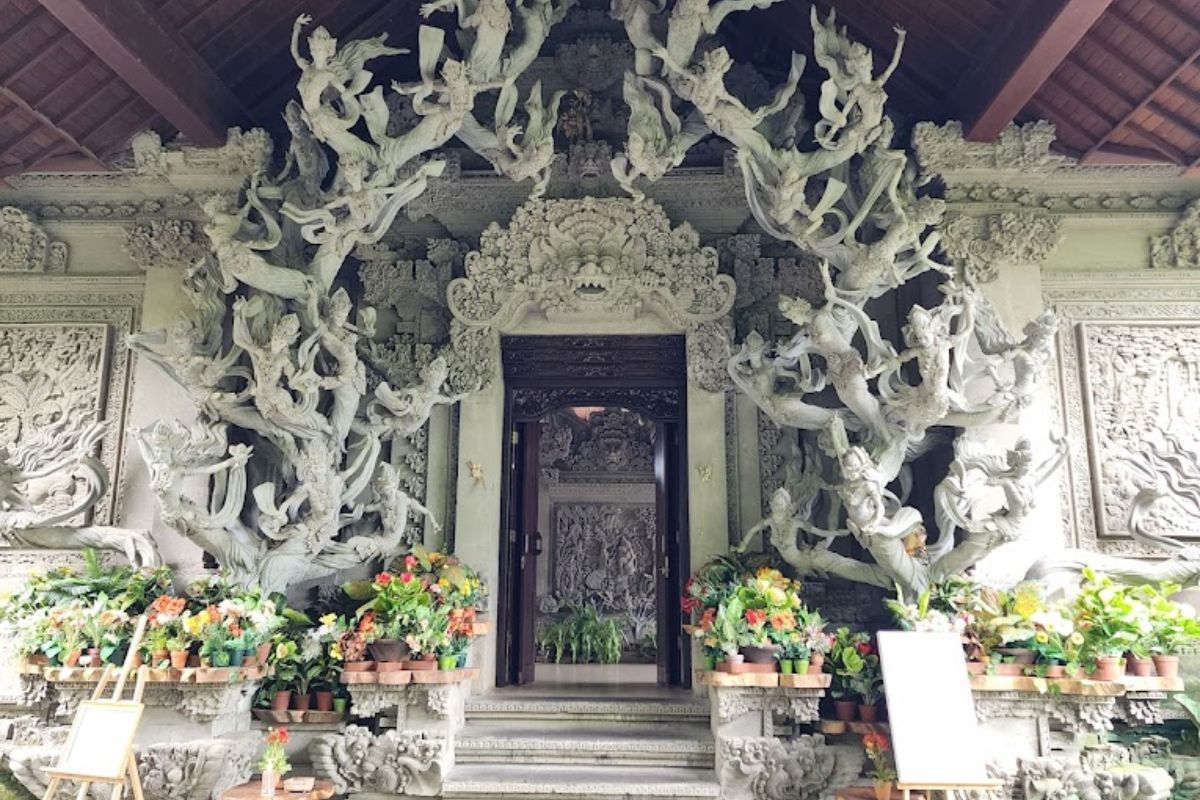 Gerbang depan Taman Dedari.jpg