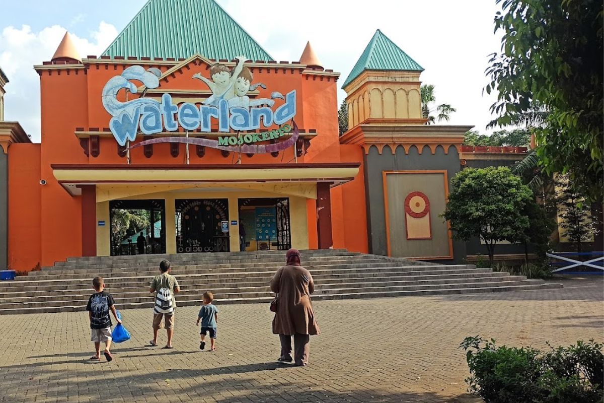 Gerbang depan Waterland Mojokerto.jpg