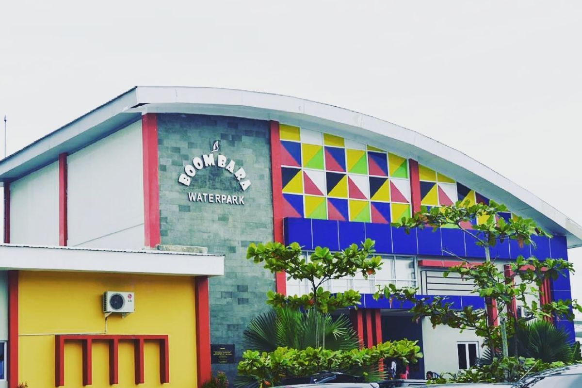 Gerbang depan untuk masuk ke Boombara Waterpark.jpg