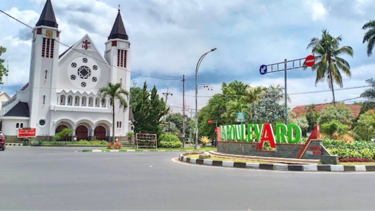 Gereja Katedral di Idjen Boulevard.jpg