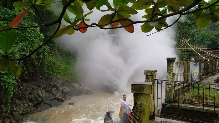 Geyser dengan Semburan Tinggi.jpg