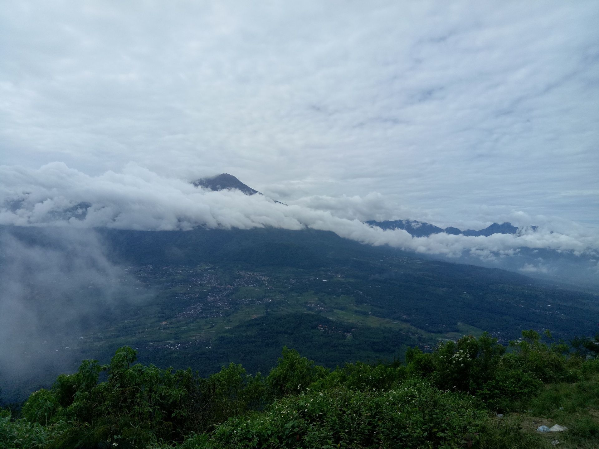 Mendaki Sambil Melihat Candi di Gunung Penanggungan
