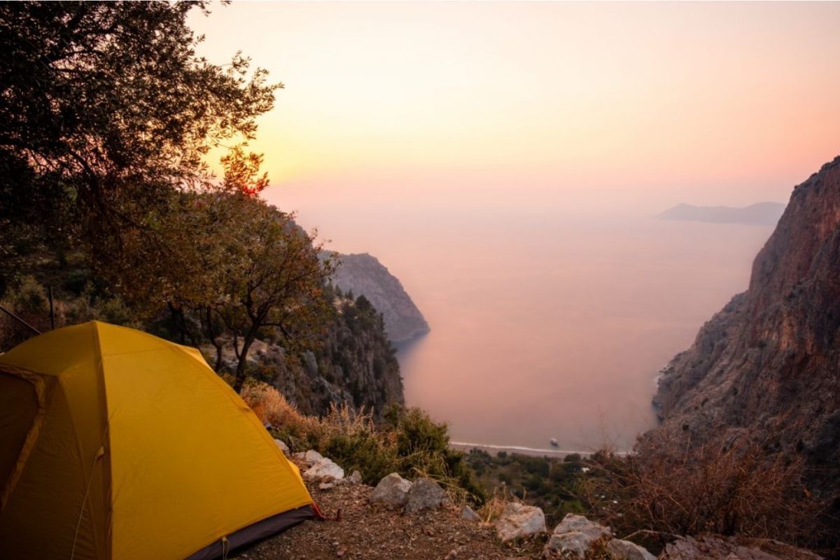 Ilustrasi camping di pinggir tebing.jpg