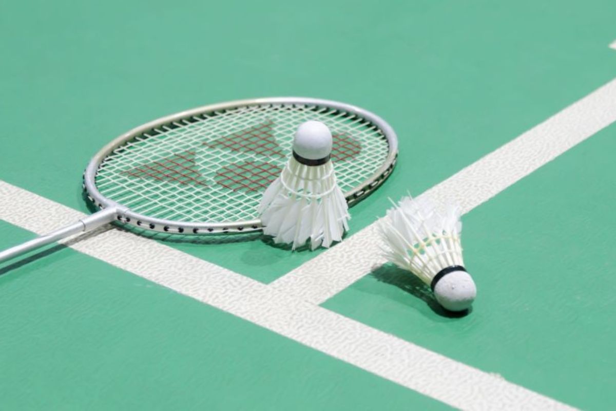 Ilustrasi lapangan badminton.jpg