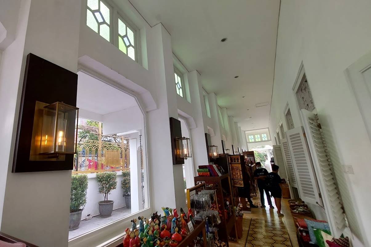 Istana Heritage Batik Keris.jpg