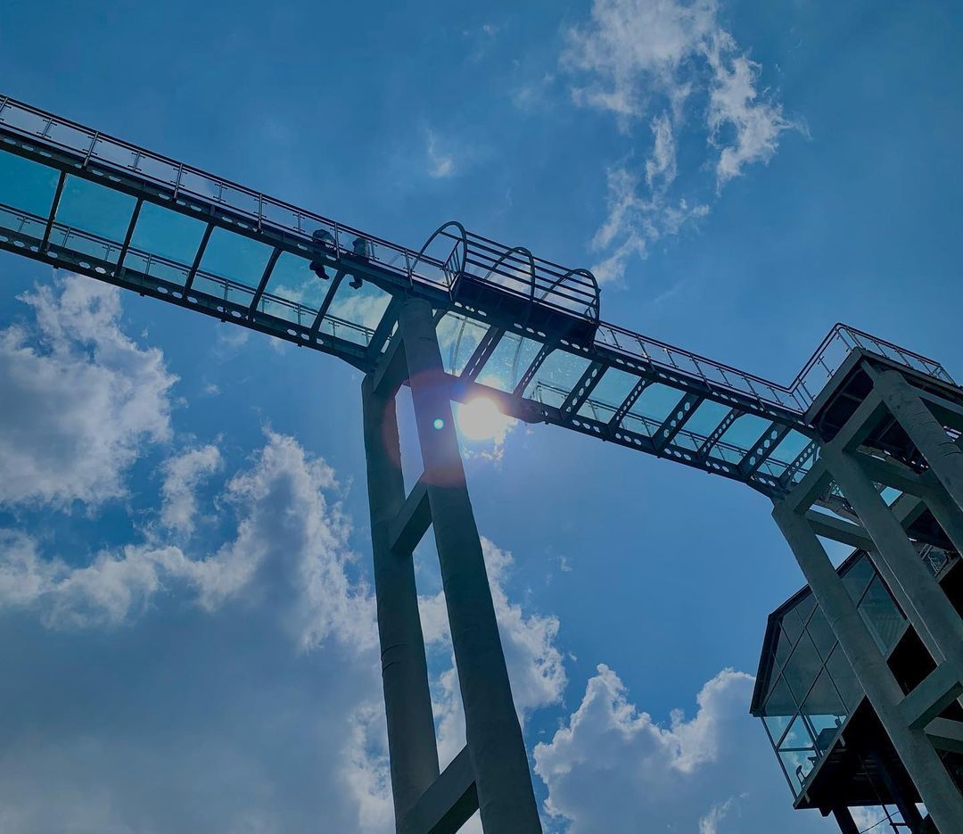 Jembatan-Kaca-Kemuning-Sky-Hills-Karanganyar.jpg