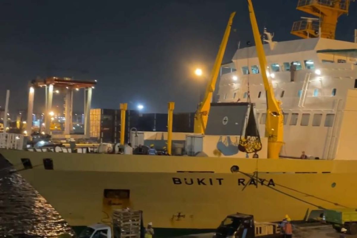 Kapal di Pelabuhan Dwikora Pontianak.jpg