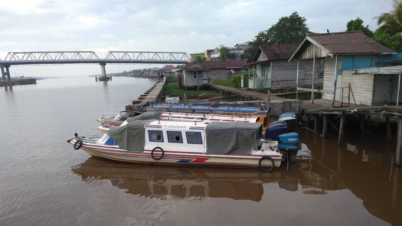Kapal di Waterfront Pontianak.jpg