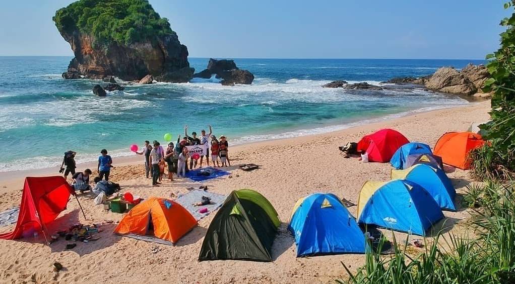 Kemah di Pantai Jungwok.jpg