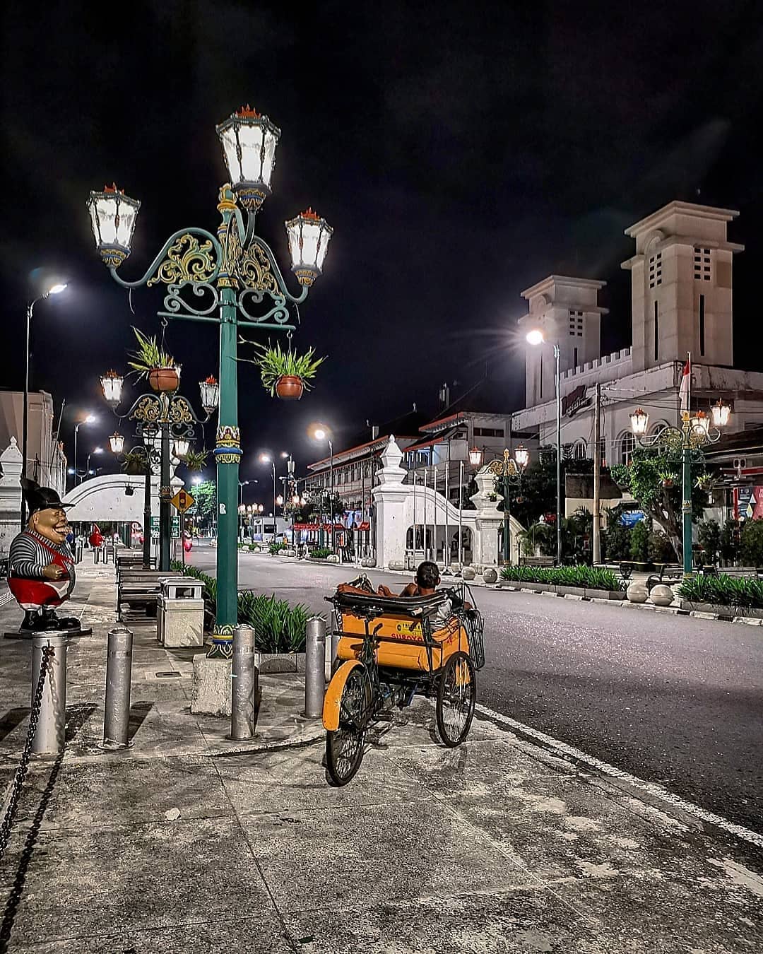 Ketika malam hari di titik nol kilometer Yogyakarta.jpg