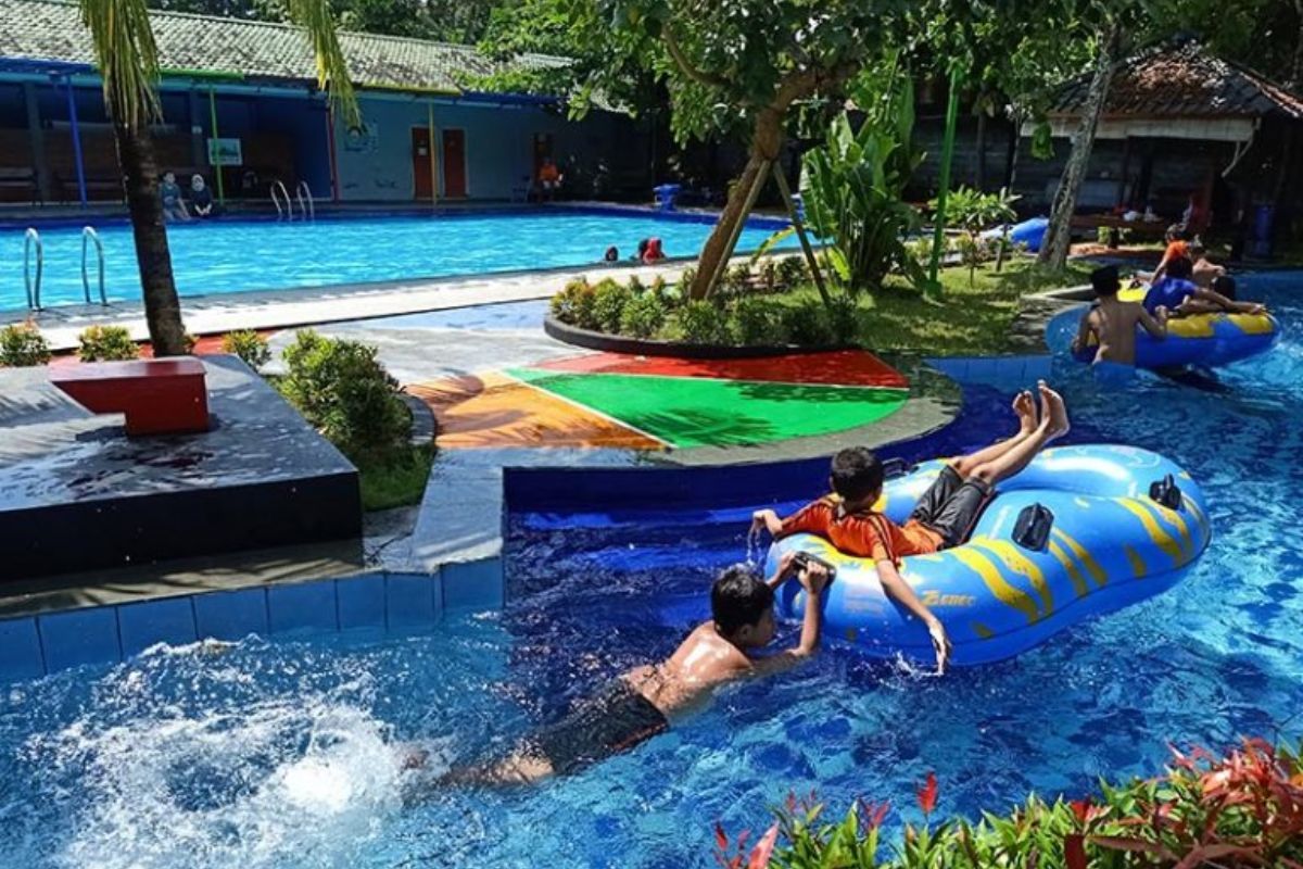 Kolam Renang Arus.jpg