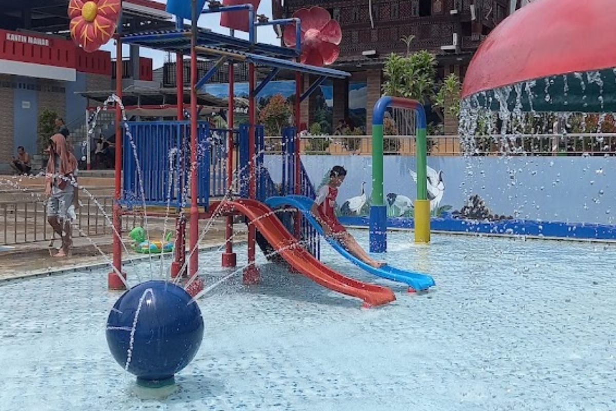 Kolam anak-anak di Aqualand Waterpark.jpg