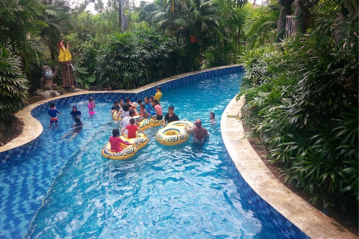 Kolam arus di Amanzi Waterpark.jpg