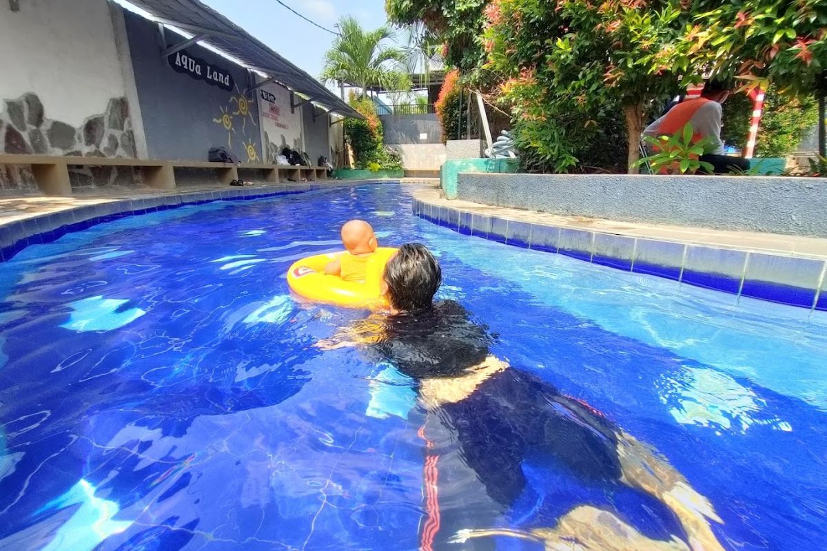 Kolam arus di Aqualand Serang.jpg