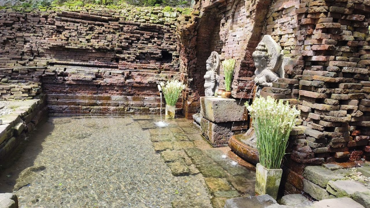 Kolam di Candi Belahan.jpg