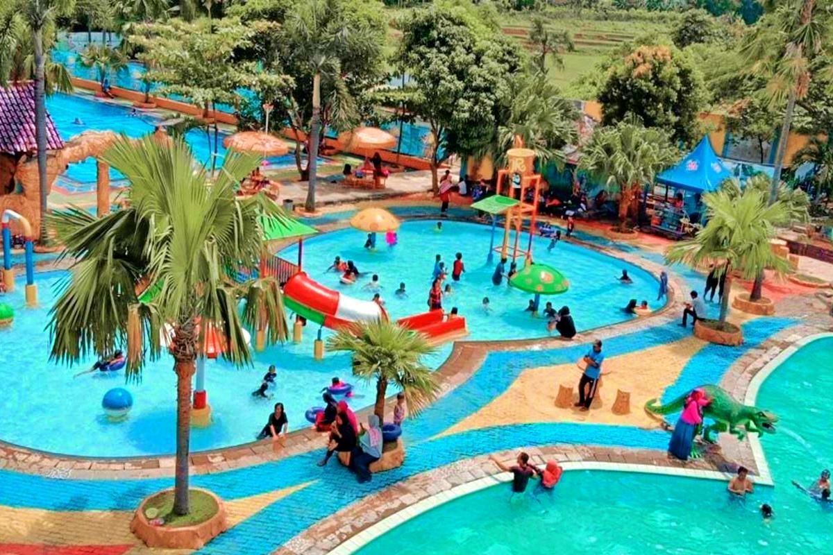 Berwisata di Kolam Renang THB Bekasi, Banyak Wahana Air!
