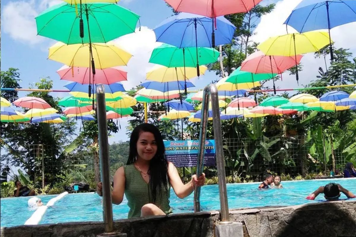 Kolam renang di Duyung Trawas Hill.jpg