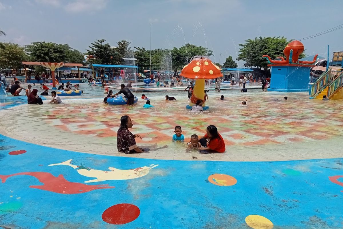 Kolam renang di Jempol Waterpark Cirebon.jpg