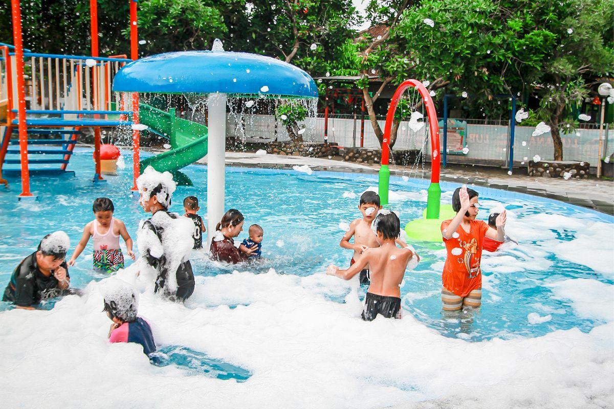 Kolam renang di Lubana Sengkol.jpg