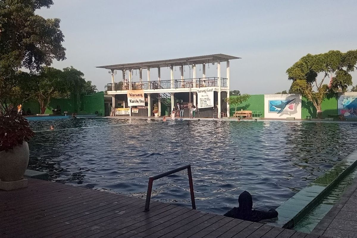 Kolam renang di Umbul Jolotundo.jpg