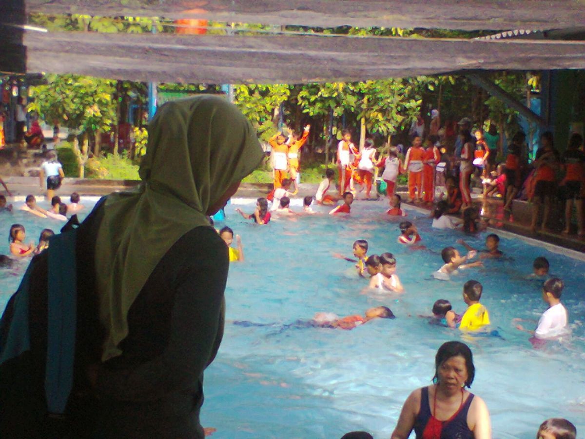 Kolam renang di Waterpark Ciperna.jpg