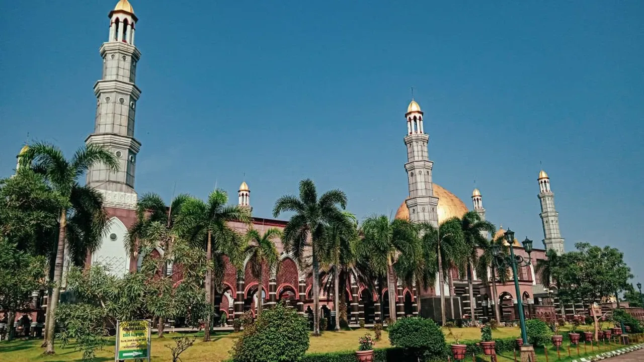 Masjid Kubah Emas di Depok.webp