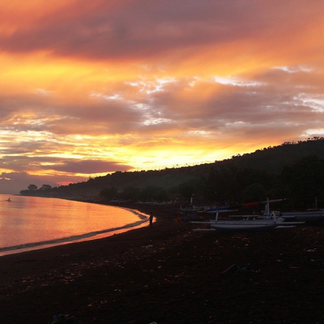 Matahari terbenam di Pantai Amed.jpg