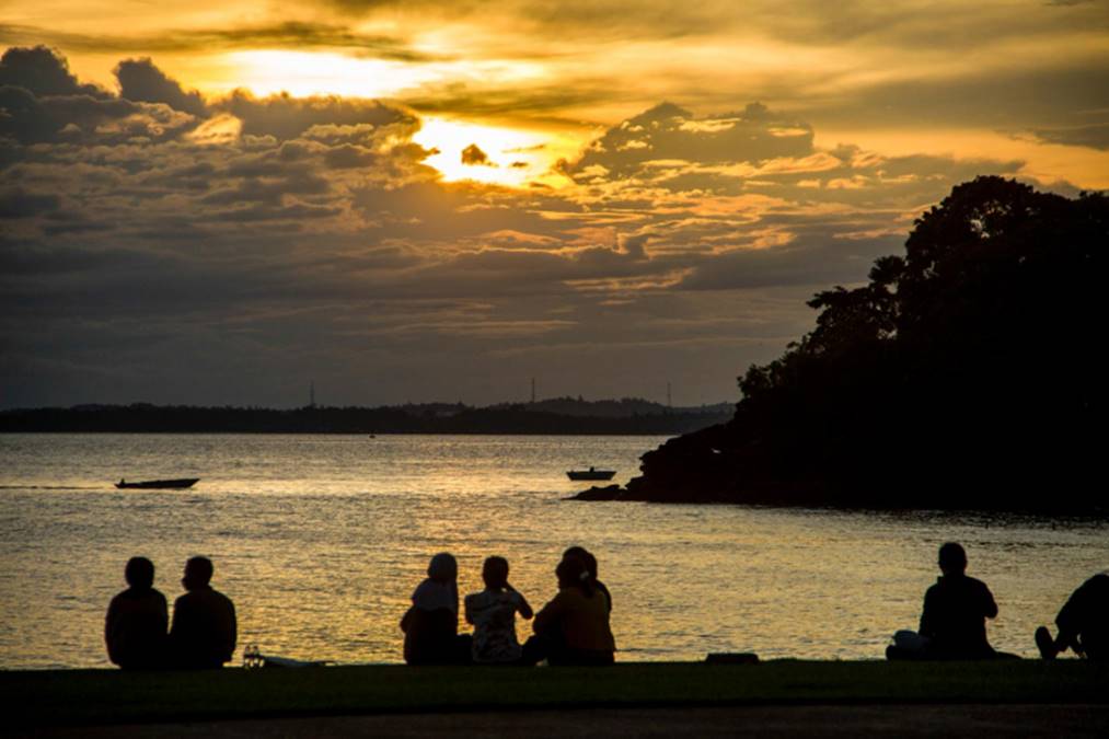 Melihat Sunset dari Pantai Melawai.jpg
