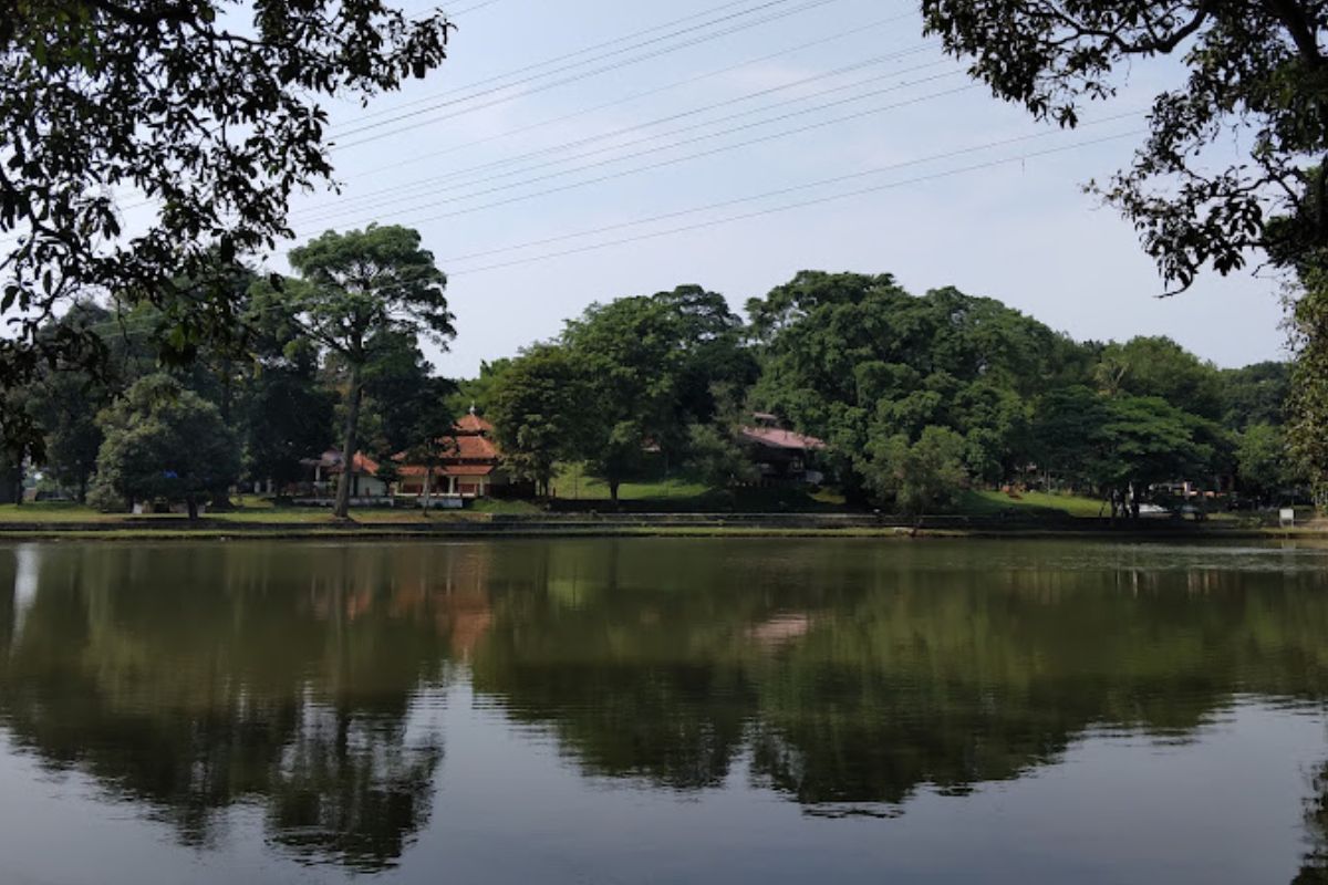 Menaiki wahana permainan danau.jpg