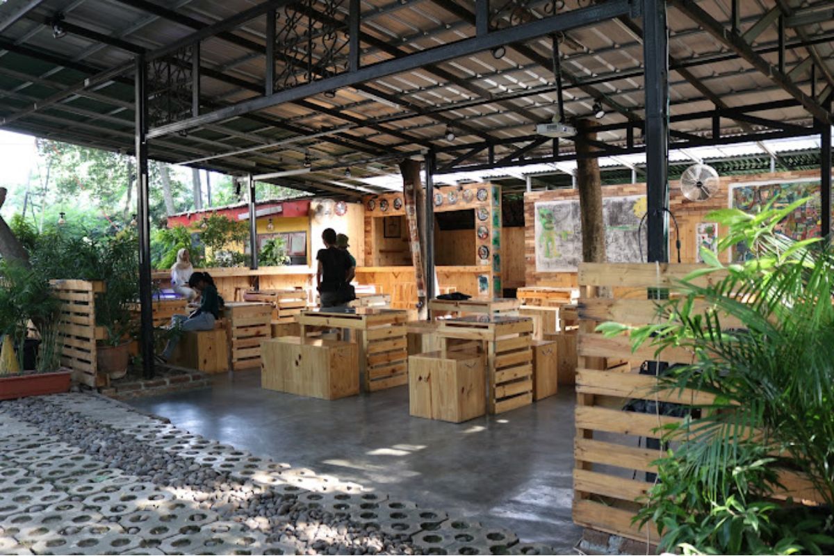 Mencicipi makanan dan minuman enak.jpg