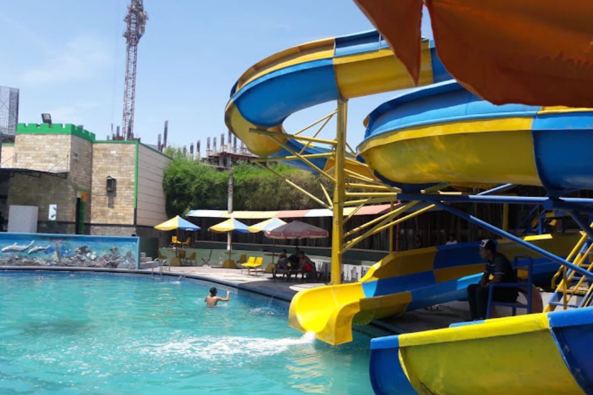 Mencoba berbagai macam seluncuran.jpg