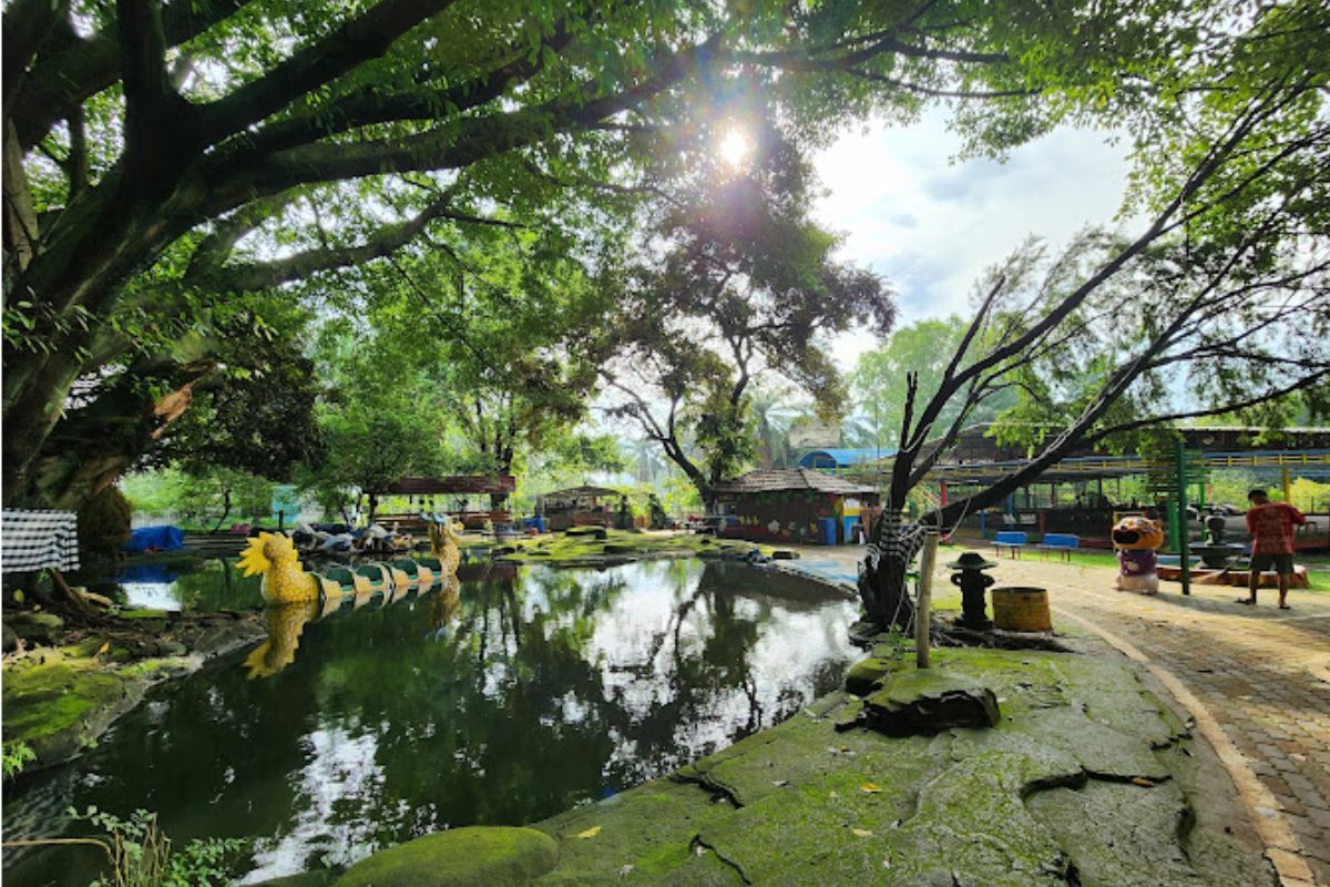 Mencoba berbagai wahana permainan.jpg