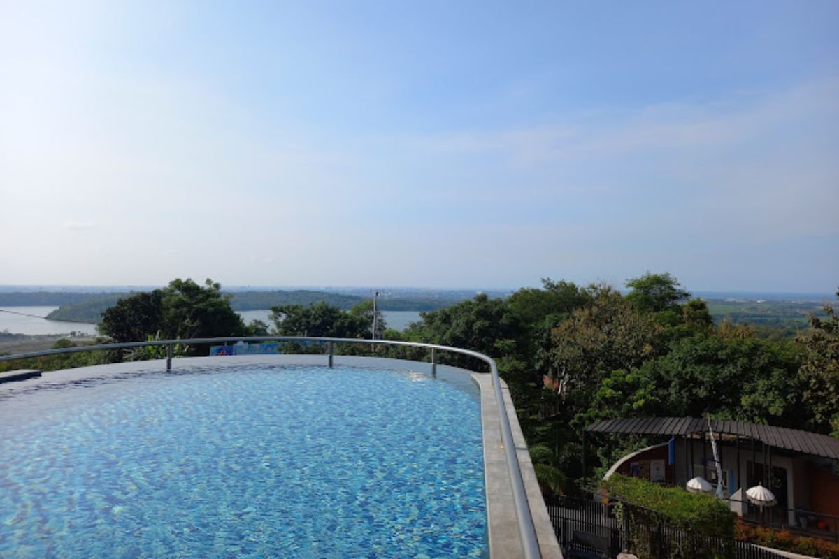 Mencoba kesegaran air kolam renang.jpg