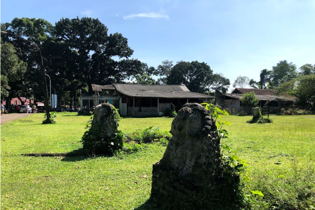 Mendirikan kemah.jpg