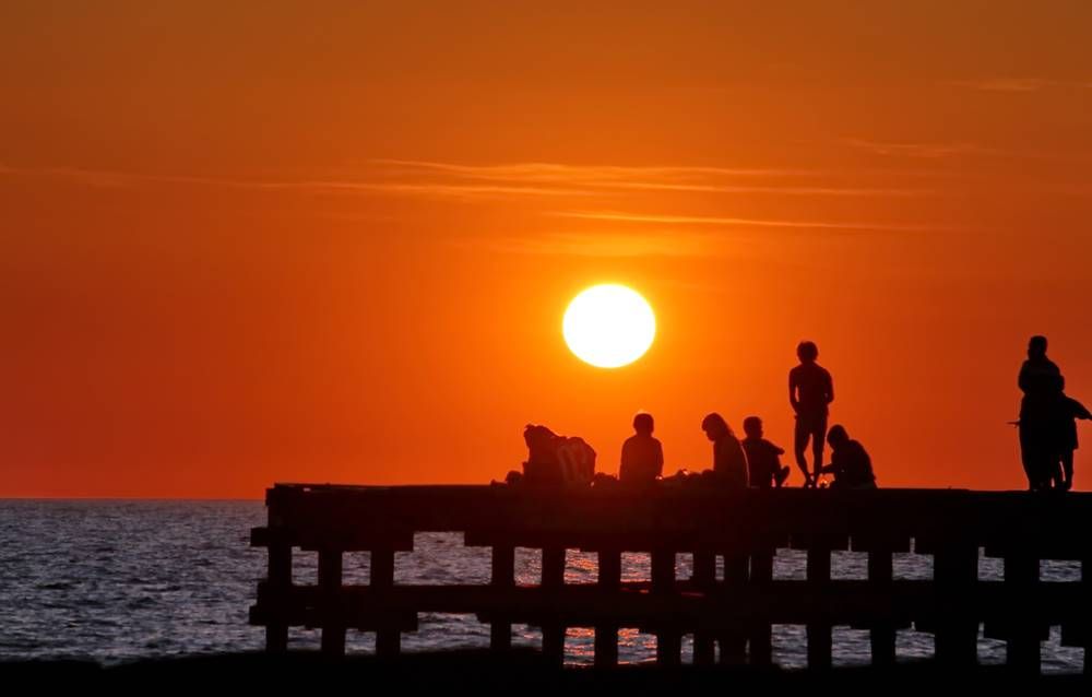 Menikmati Golden Sunset di Akkarena Beach.jpg