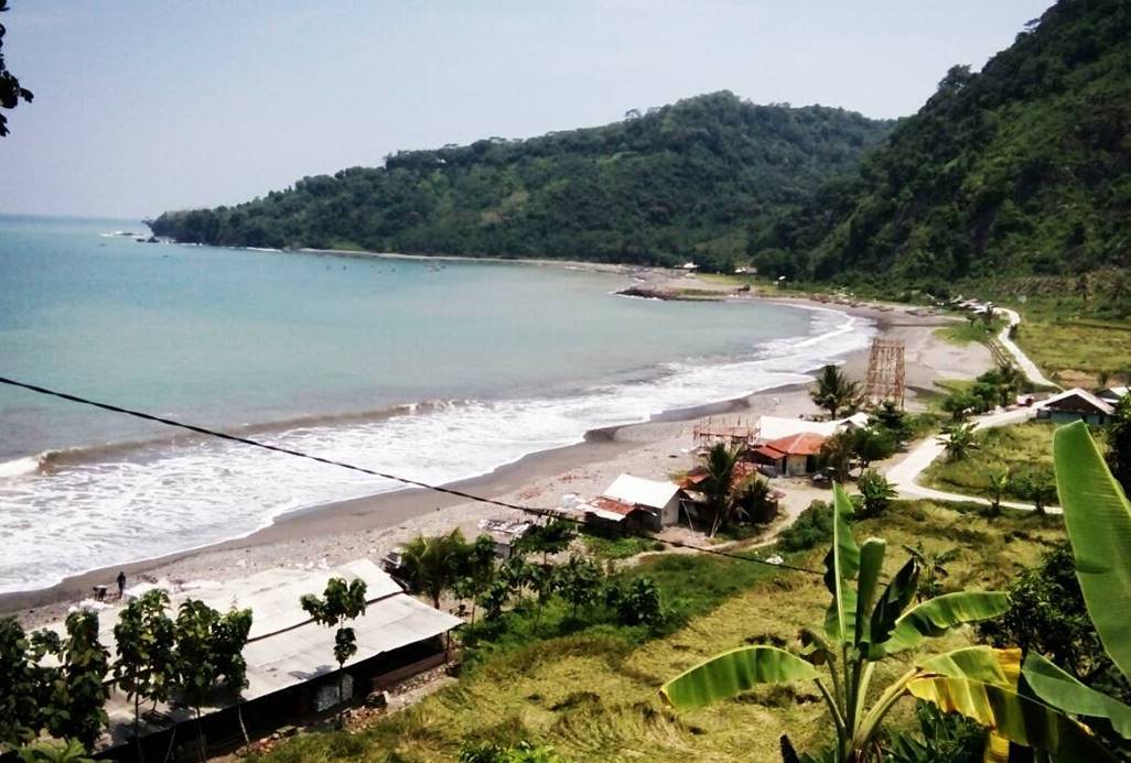 Menikmati Keindahan Pantai Cibangban Sukabumi.jpg