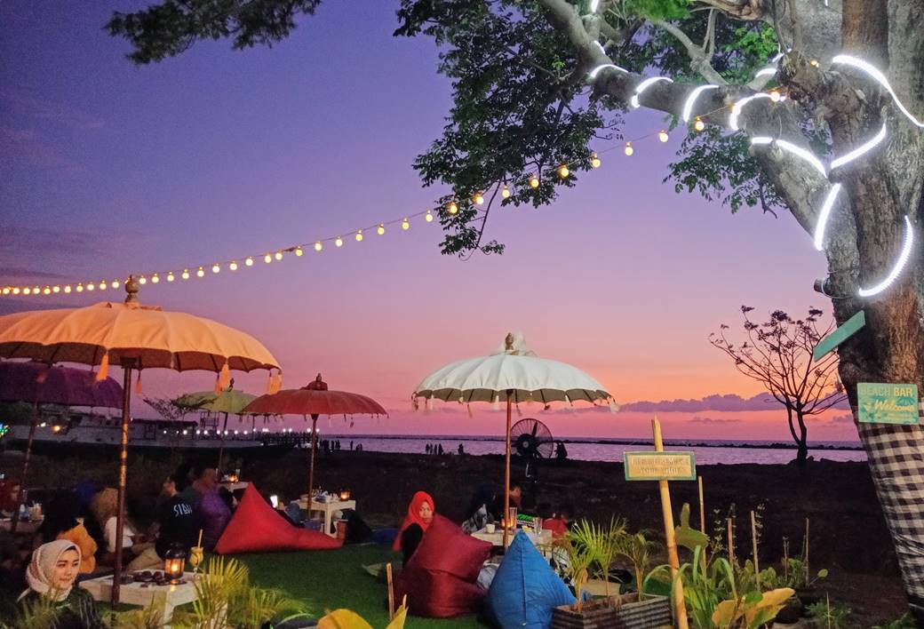 Menikmati Kuliner di Pantai Akkarena.jpg