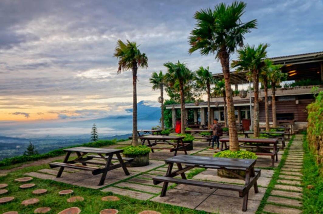 Menikmati Pemandangan dari Ketinggian.jpg