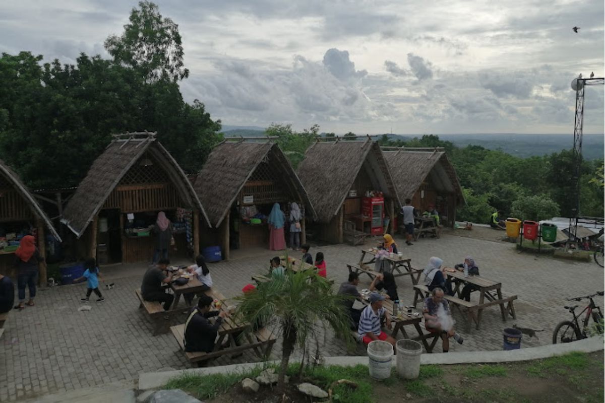 Menikmati makanan dan minuman hangat di warung.jpg